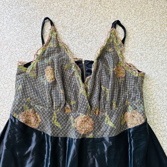 Gorgeous 3X custom made ball gown black satin and floral lace details. - Picture 3 of 11